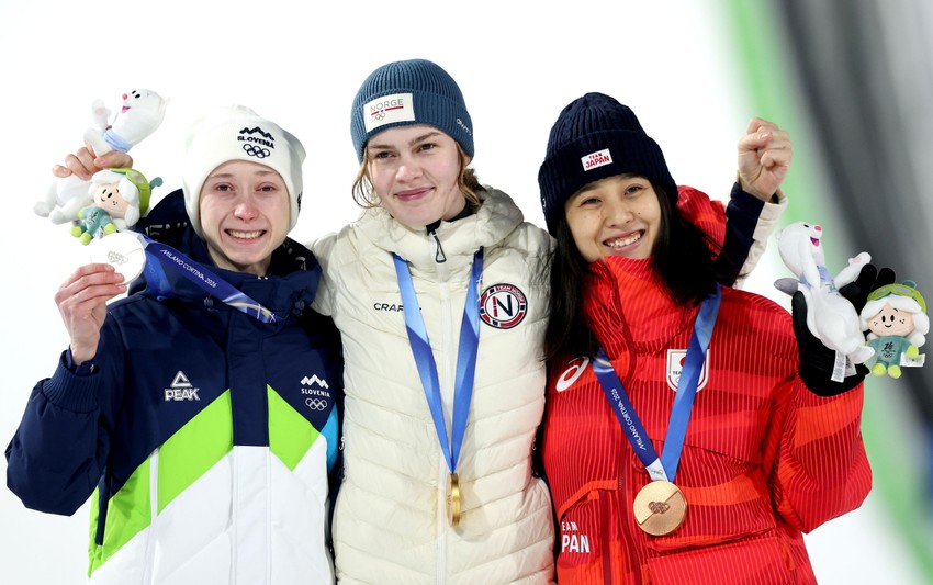 Nika Prevc (levo) je osvojila srebro na Zimskim olimpijskim igrama u Milanu/Kortini 2026. | Foto: FILIP SINGER/EPA