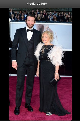 Bradley Cooper z mamą na czerwonym dywanie