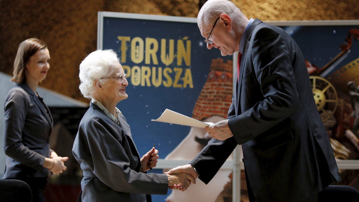 Dr Cecylia Iwaniszewska uhonorowana medalem Marszałka Województwa Kujawsko-Pomorskiego "Unitas Durat Palatinatus Cuiaviano-Pomeraniensis". Wyróżnienie zostało przyznane z okazji 60-lecia istnienia Klubu Inteligencji Katolickiej w Toruniu, którego prezesem jest uhonorowana.