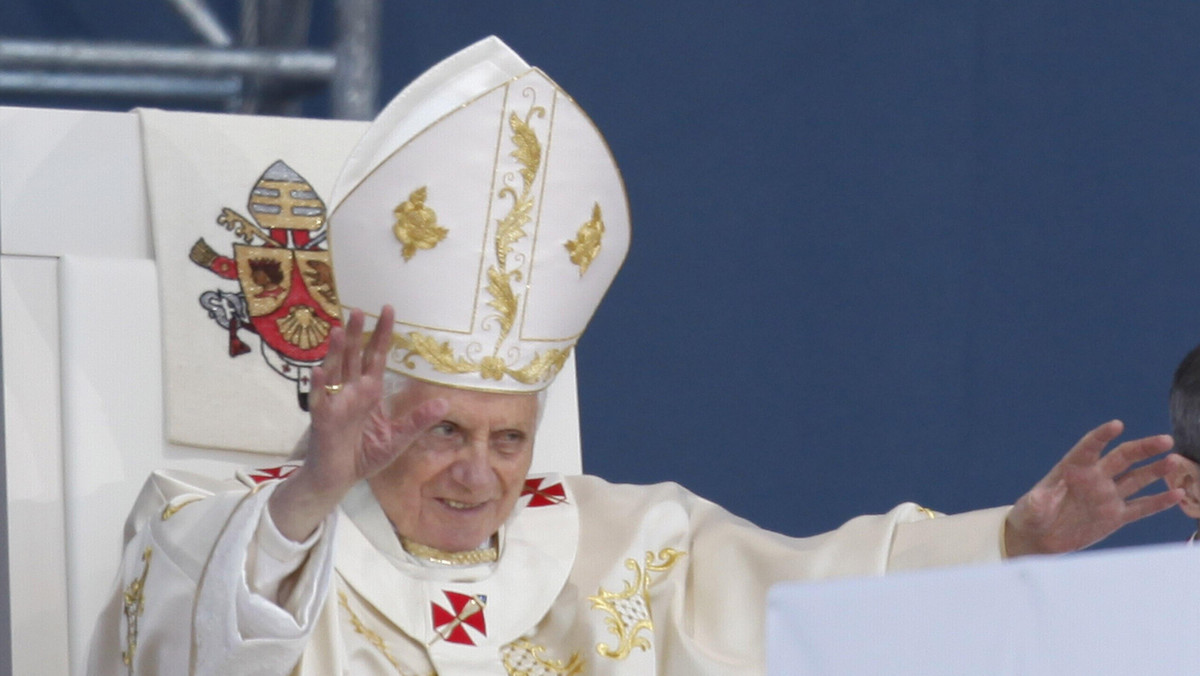 Benedykt XVI powiedział w sobotę wieczorem podczas czuwania modlitewnego z młodzieżą we Fryburgu Bryzgowijskim, że wysiłek człowieka i postęp techniczny naszych czasów "nie przynoszą światła na świat". Nie przemilczajcie istnienia zła - apelował.