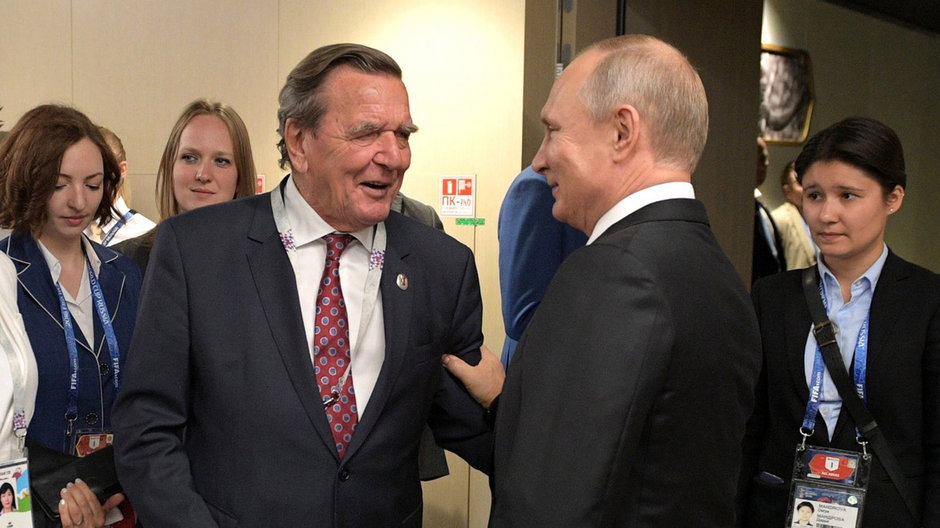 Gerhard Schroeder (z lewej) i Władimir Putin w trakcie ceremonii otwarcia piłkarskich mistrzostw świata w 2018 r.