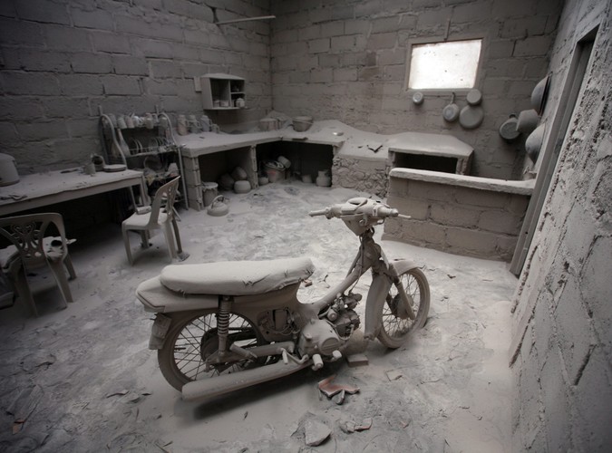 Wybuch wulkanu Mount Merapi na Indonezji przykrył popiołem całą okolicę. 11 tysięcy ludzi uciekło z domów