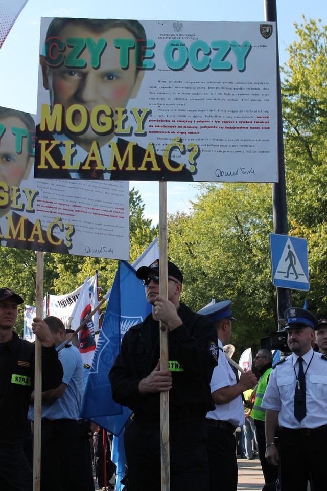 Protest związkowców przed parlamentem