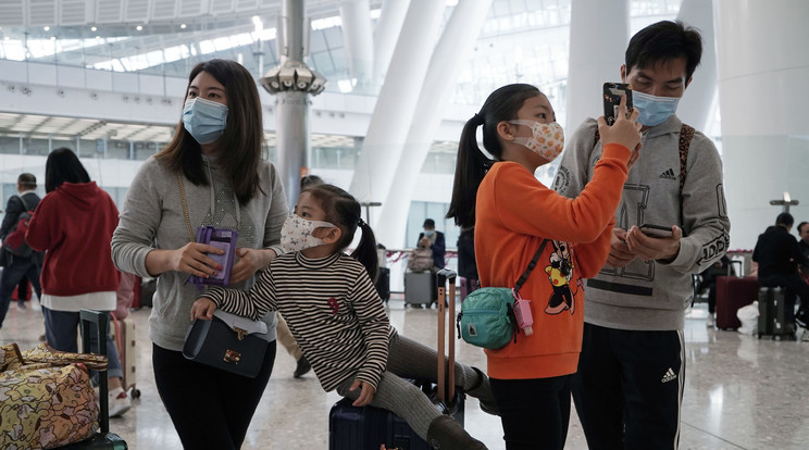 Nem csak a vírus nehezíti a kínaiak életét, figyelniük kell a cenzorok miatt arra is, mit tesznek közzé a járványról a neten (képünk illusztráció) Fotó: MTI/AP 
