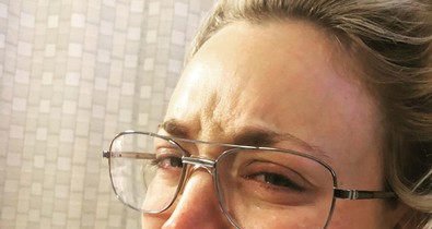 Jaj! Kaley Cuoco nászút helyett a műtőbe ment!