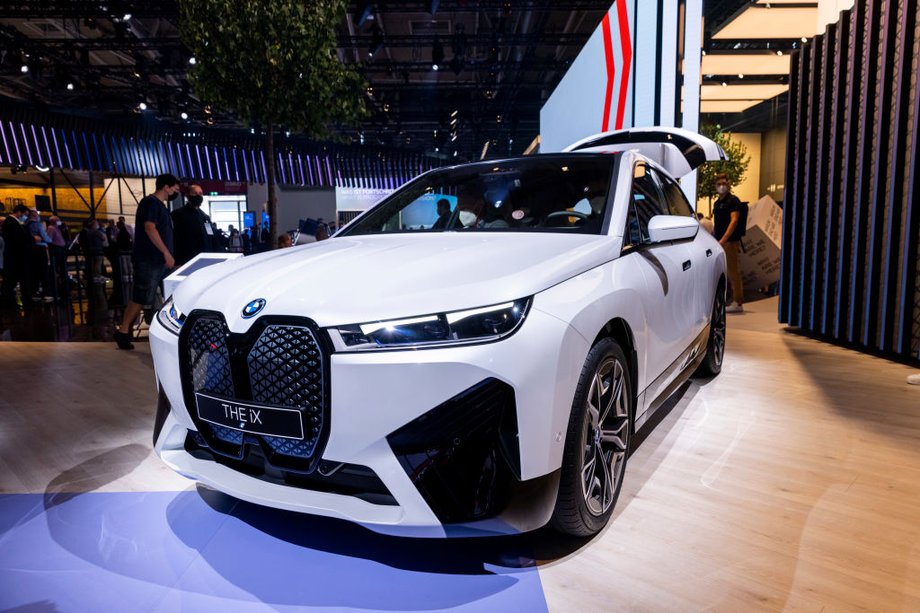 BMW iX na salonie samochodowym IAA Mobility 2021 w Monachium