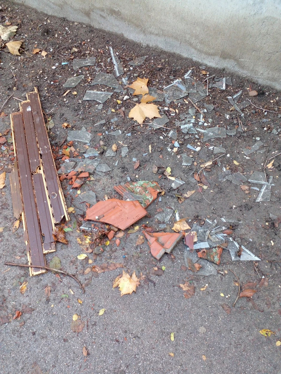 srča i ostaci roletni kao i delovi crepa vidljivi ispred kuće