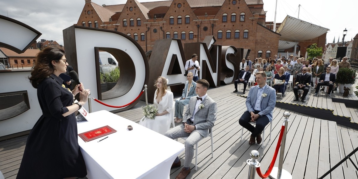 Dominika Stępień i Mateusz Mayer podczas ślubu. Udzieliła im go prezydent Aleksandra Dulkiewicz. 