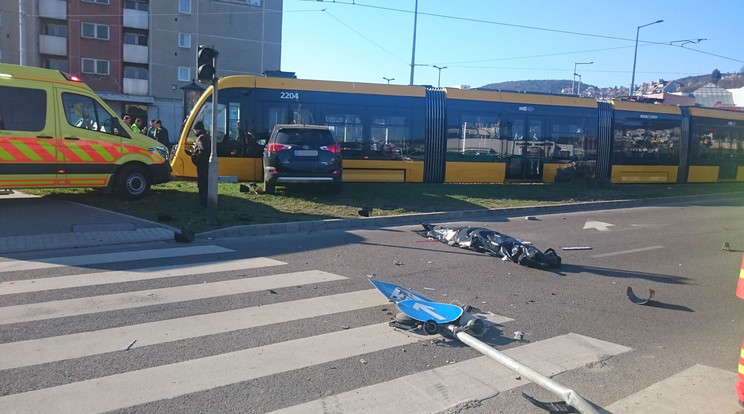  Villamosnak csapódott a terepjáró / Fotó: Olvasóriporter