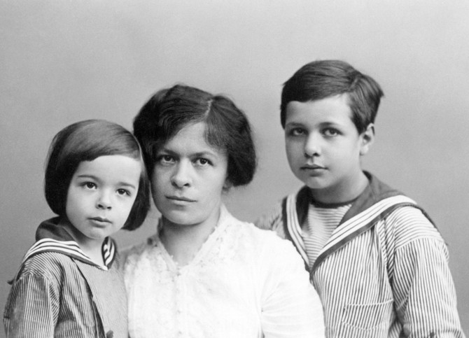 Mileva Marić Ajnštajn sa sinovima