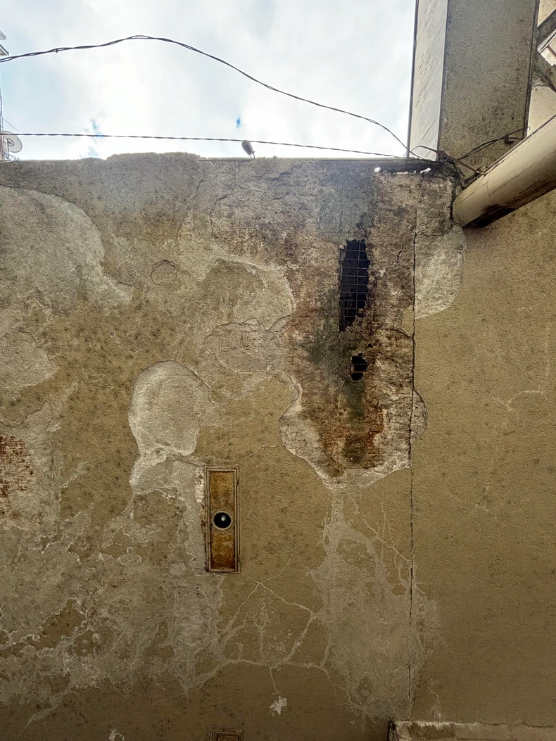 Rupe na plafonu kod Bezistana