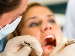 Swędzą i łaskoczą cię zęby? Nie lekceważ tej 'zabawnej' przypadłości!