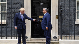 Miért mutat Orbán Viktor hasára Boris Johnson? – fotó