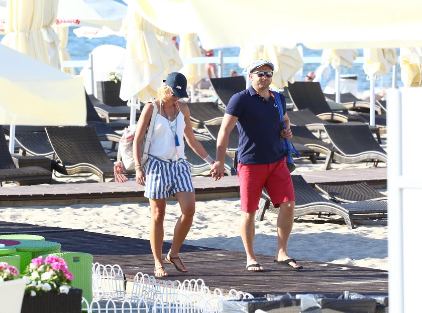 Borys Szyc i Justyna Jeger-Nagłowska na plaży w Sopocie