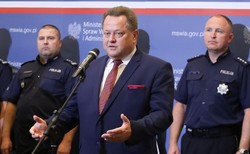 Policjanci cięli konfetti na uroczystości z udziałem wiceszefa MSWiA. Dziwne tłumaczenie komendy wojewódzkiej