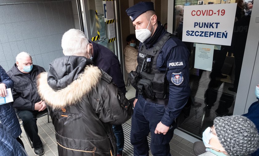 Policja pilnowała w Poznaniu kolejki do szczepień.