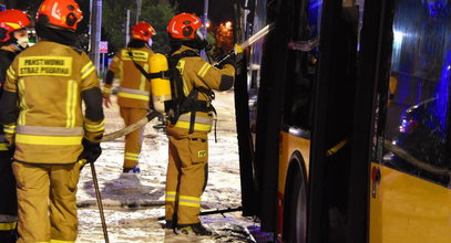 Groźne zdarzenie na warszawskiej ulicy. Mogli spłonąć w autobusie