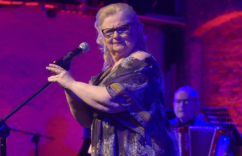 Stanisława Celińska śpiewa z delikatnością, a niekiedy z bólem, zaprasza nas do siebie