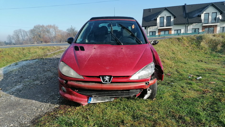 Uszkodzony Peugeot w Ligocie