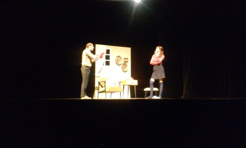 Andrija Daničić kao Greg i Nina Janković u ulozi Džini