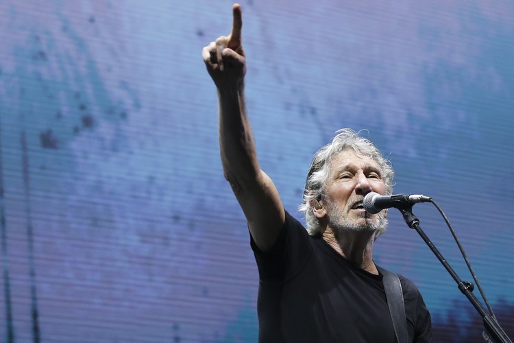 Roger Waters podczas koncertu w Lizbonie w maju 2018 roku w ramach trasy Us +Them