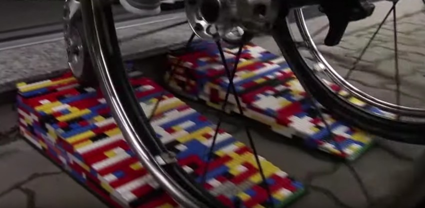 Lego kocke kao rampa za invalide