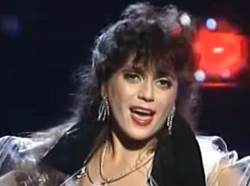 OTAC JOJ JE DAO IME PO  PREMIJERKI, U ŽIVOTU PREŽIVELA PAKAO: Našu pevačicu iz bede izvukao Saša Popović, a danas zgrće ozbiljnu lovu!