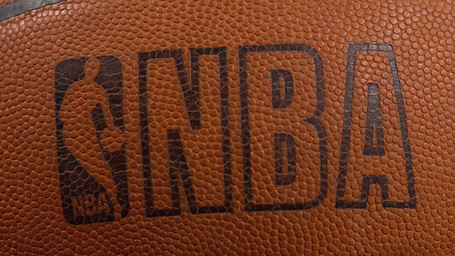 Logo NBA na piłce do koszykówki