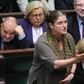 Krystyna Pawłowicz macha ręką w sejmie