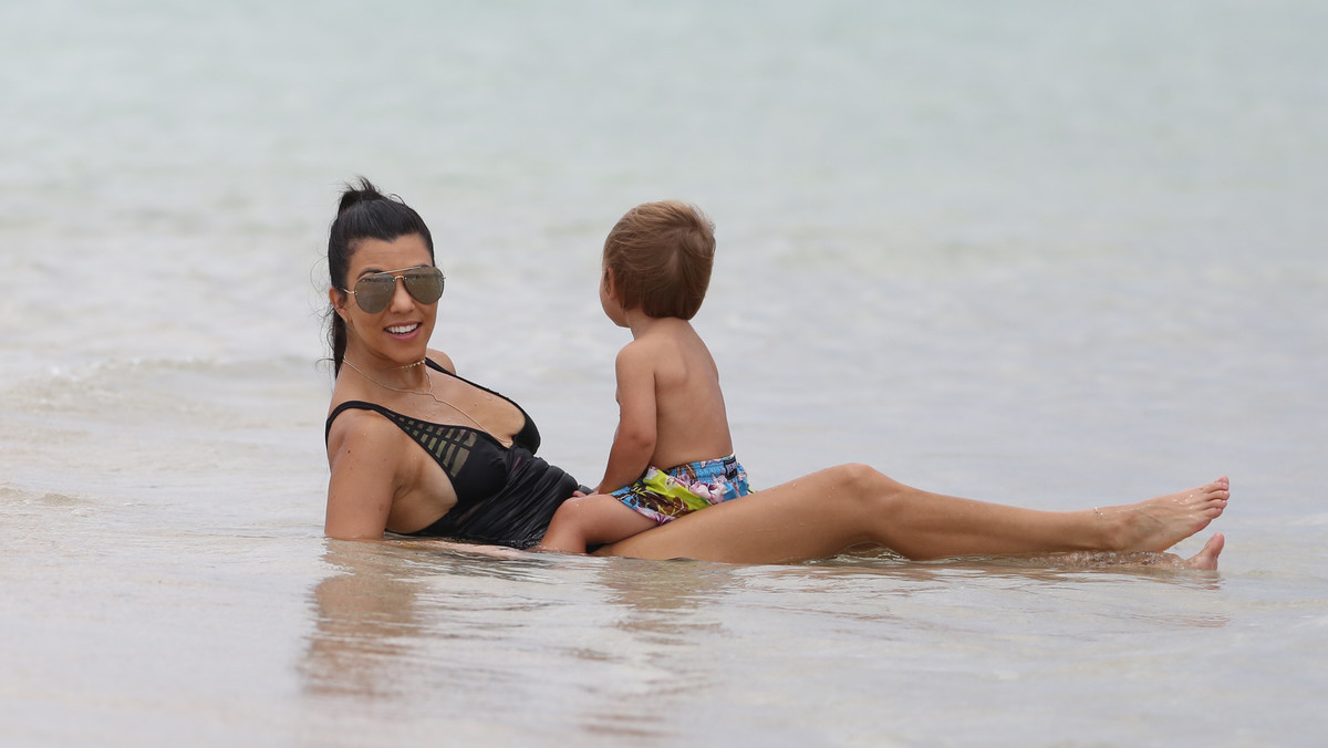 Kourtney Kardashian na plaży z dziećmi