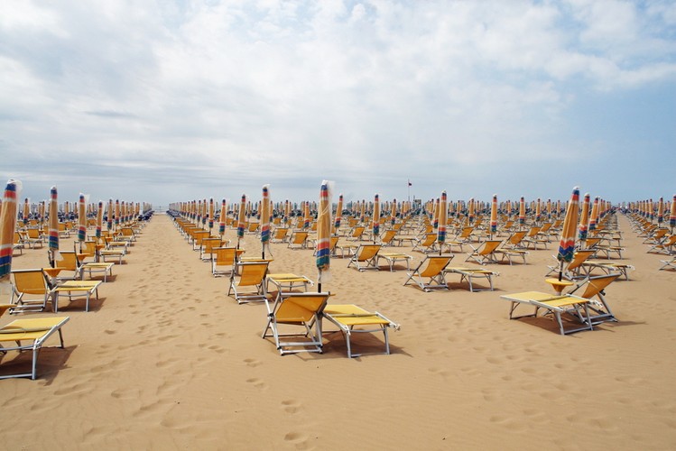 Riccione – niezwykle popularna miejscowość turystyczna, położona w pobliżu Rimini. Od początku XX wieku, stanowi miejsce, do którego zjeżdżają się turyści z całego świata. Szeroka plaża oraz bujna roślinność, dzięki której miasto nazywane jest Zieloną Perłą Adriatyku, tylko zwiększają atrakcyjność Riccione w oczach turystów.