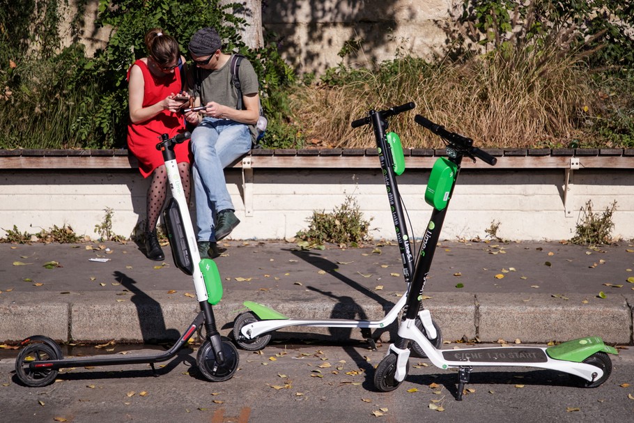 Hulajnogi elektryczne firmy Lime w Paryżu 