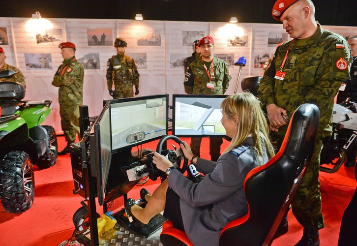 Symulator jazdy na stoisku Oddziału Specjalnego Żandarmerii Wojskowej w Warszawie. <br><br>(obm/cat) PAP/Marcin Obara