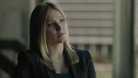 Zamiast uzyskiwać urzędowe pozwolenia wystarczy samo zgłoszenie na specjalnym portalu zbiórki.gov.pl. To dobra wiadomość dla serwisów crowdfundingowych, które dają sobie coraz lepiej radę nie tylko na świecie, ale też w Polsce. Dzieje się tak, ponieważ ludzie mają poczucie, że składają się na naprawdę ważne projekty, które pozwolą na stworzenie rewolucyjnego wynalazku lub rozwój ciekawego biznesu. Całkiem spora część inicjatyw, na które udaje się zebrać środki to także realizacja marzeń samych zbierających, odwołująca się do sentymentów sprzed lat. <br>
Na zdjęciu screen z filmu Veronica Mars.