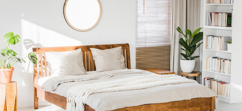 Ponadczasowy mebel — drewniane łóżko będzie unikatowe i wszędzie pasuje