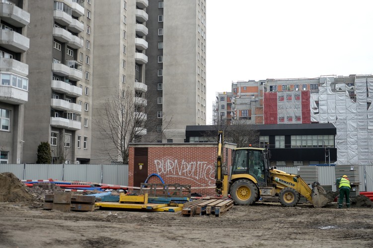 Piasecki poinformował, że w rejonie stacji 'Księcia Janusza' prace są prowadzone od listopada ub. roku; obecnie kończy się etap przebudowy sieci podziemnych. W pierwszej połowie kwietnia wykonawca chce rozpocząć roboty konstrukcyjne, czyli wykonywanie ścian szczelinowych. W rejonie stacji 'Młynów' prace postępują równolegle, tutaj również w kwietniu Gulermak chce zacząć prace przy ścianach szczelinowych. <br><br> (mr) PAP/Marcin Obara