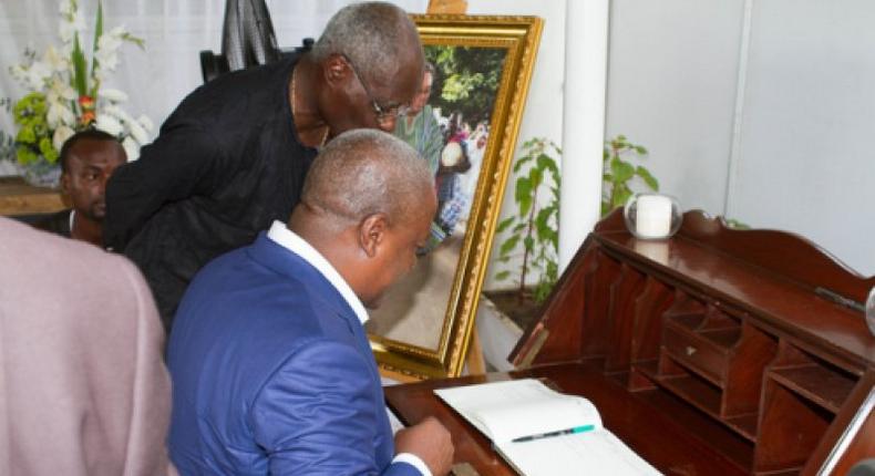 Mahama signs Jake’s book of condolence