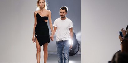 Ale uda! Anja Rubik znów na wybiegu u Vaccarello