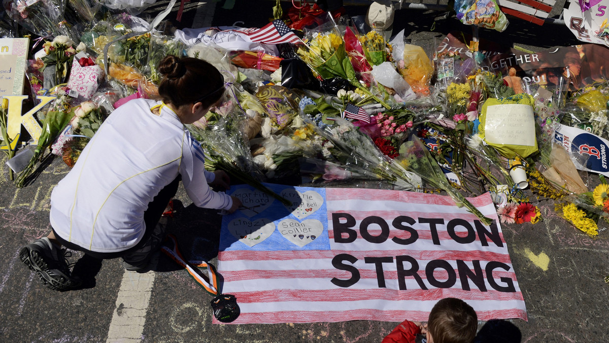 Dwie bomby, które wybuchły 15 kwietnia w czasie maratonu w Bostonie, zostały zdetonowane zdalnie za pomocą urządzenia umożliwiającego zdalne sterowanie zabawkowymi samochodami - poinformowali amerykańscy śledczy.