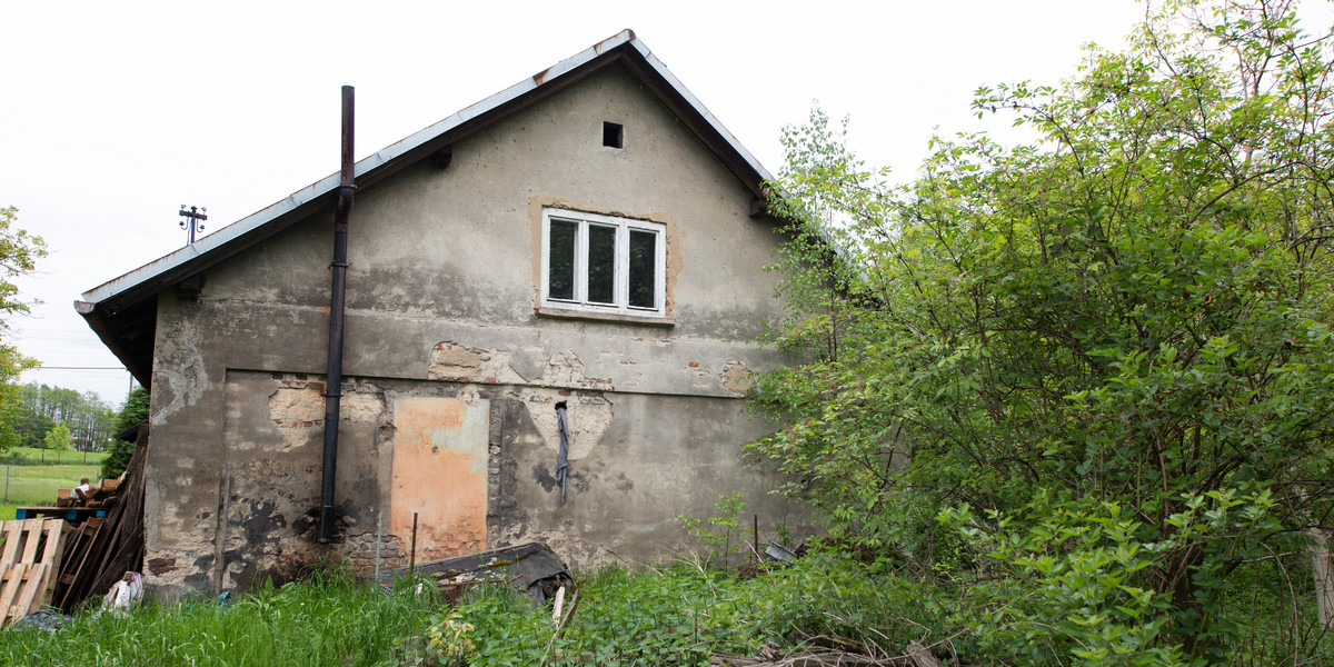 "Nasz nowy dom". Katarzyna Dowbor wraz z ekipą pomogła rodzinie chorego pana Andrzeja. Mieszkańcy domu żyli w tragicznych warunkach!