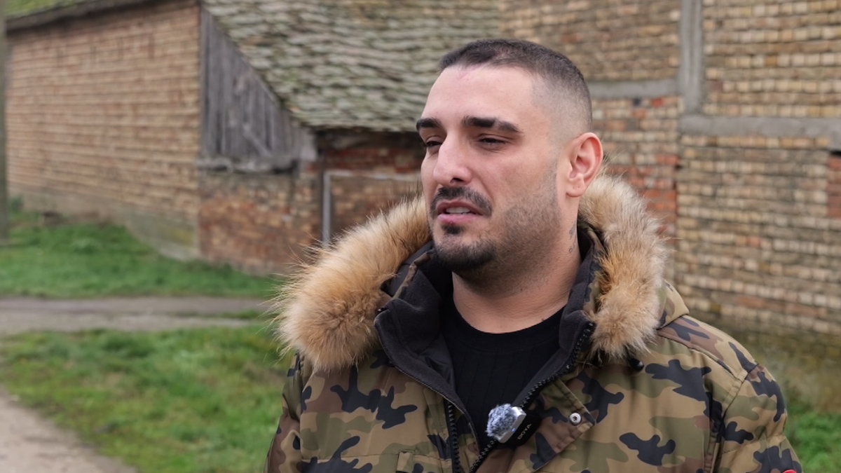 BUREK, JOGURT I PUNA KUĆA DECE! Darko Lazić okupio mališane za doručak, a u pozadini "Žikina dinastija": Prizor iz porodičnog doma raznežio sve