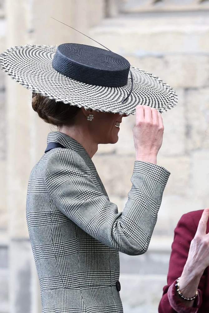 Kejt Midlton sa raskošnim šeširom