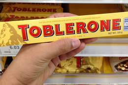 Znane czekoladki za mało szwajcarskie. Producent musi usunąć z logo słynną górę