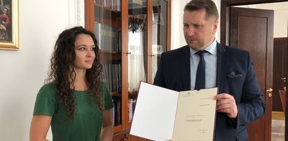 Minister Czarnek mówi o „niebywałym chamstwie”. Wszystko przez jedno zdjęcie z młodą kobietą