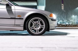 Na którą oś założyć lepsze opony? Odpowiedź zaskakuje, ale innej być nie może