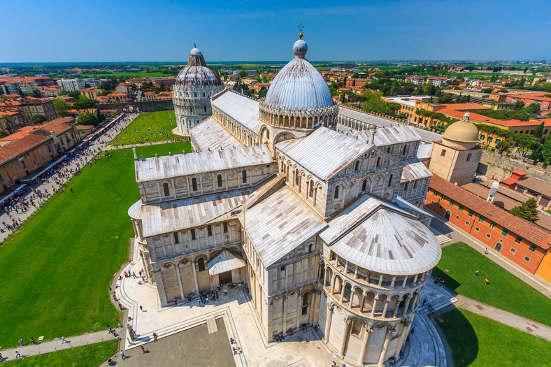 Widok na kompleks katedralny w Pizie, Włochy