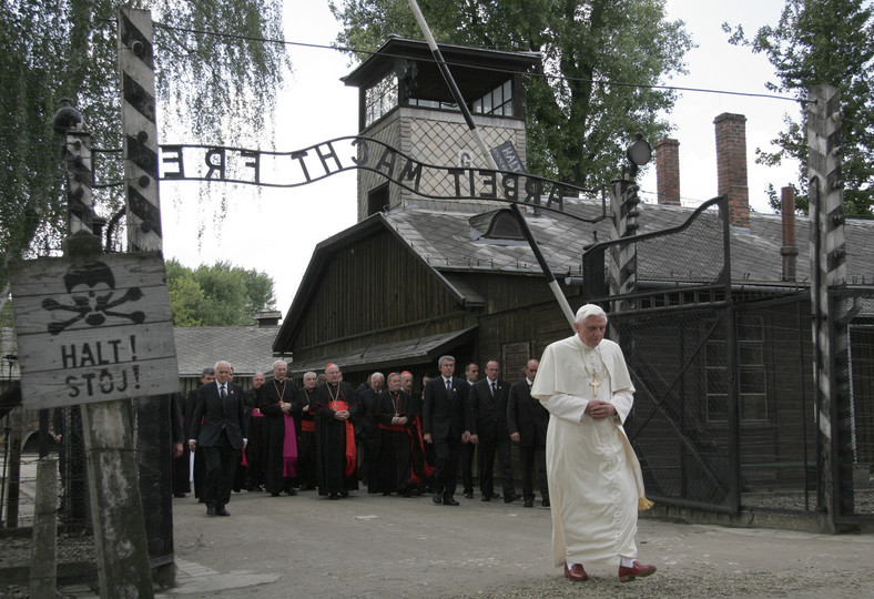 Papież Benedykt XVI podczas pielgrzymki do b. obozu KL Auschwitz-Birkenau, 2006 r.