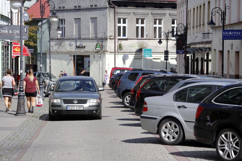 Samochody zaparkowane wokół Rynku w Żorach