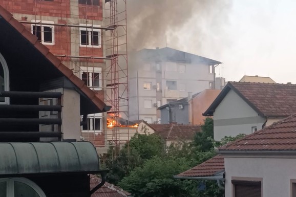 GORI KUĆA U CENTRU ČAČKA Vatrogasne ekipe na licu mesta (FOTO, VIDEO)