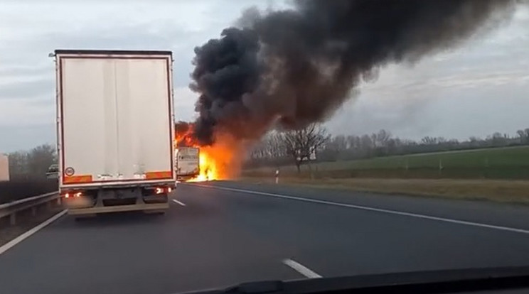 Kigyulladt és teljes terjedelmében égett egy kamion pótkocsija az M1-es autópályán /Fotó: kisalfold.hu videorészlet